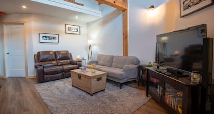 Entire Cabin, Fully Equipped, Across from the water. Fisherman approved.