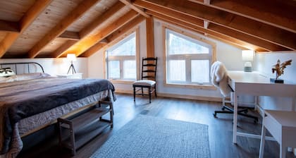 Entire Cabin, Fully Equipped, Across from the water. Fisherman approved.