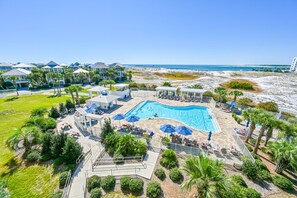 A heated pool - 2BR Coastal Cottage w/ Private Courtyard + Close to Beaches| Coconut Cottage (Destin)