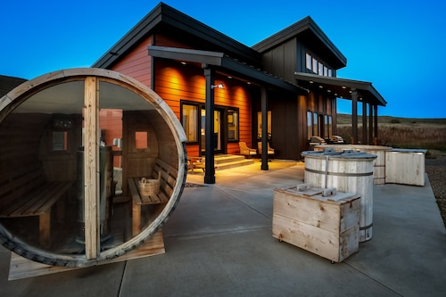Luxury Vacation Rental with Premium Cedar Wood Sauna, Hot Tub, and Cold Plunge