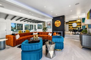 Älytelevisio, takka, stereot, työhuone