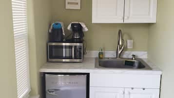 Refrigerador, microondas, cafetera y tetera y tostadora