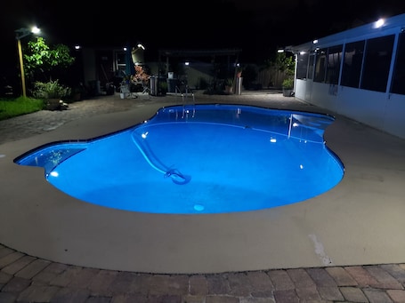 Outdoor pool. 1-bedroom vacation room just 12 minutes from University of Central Florida