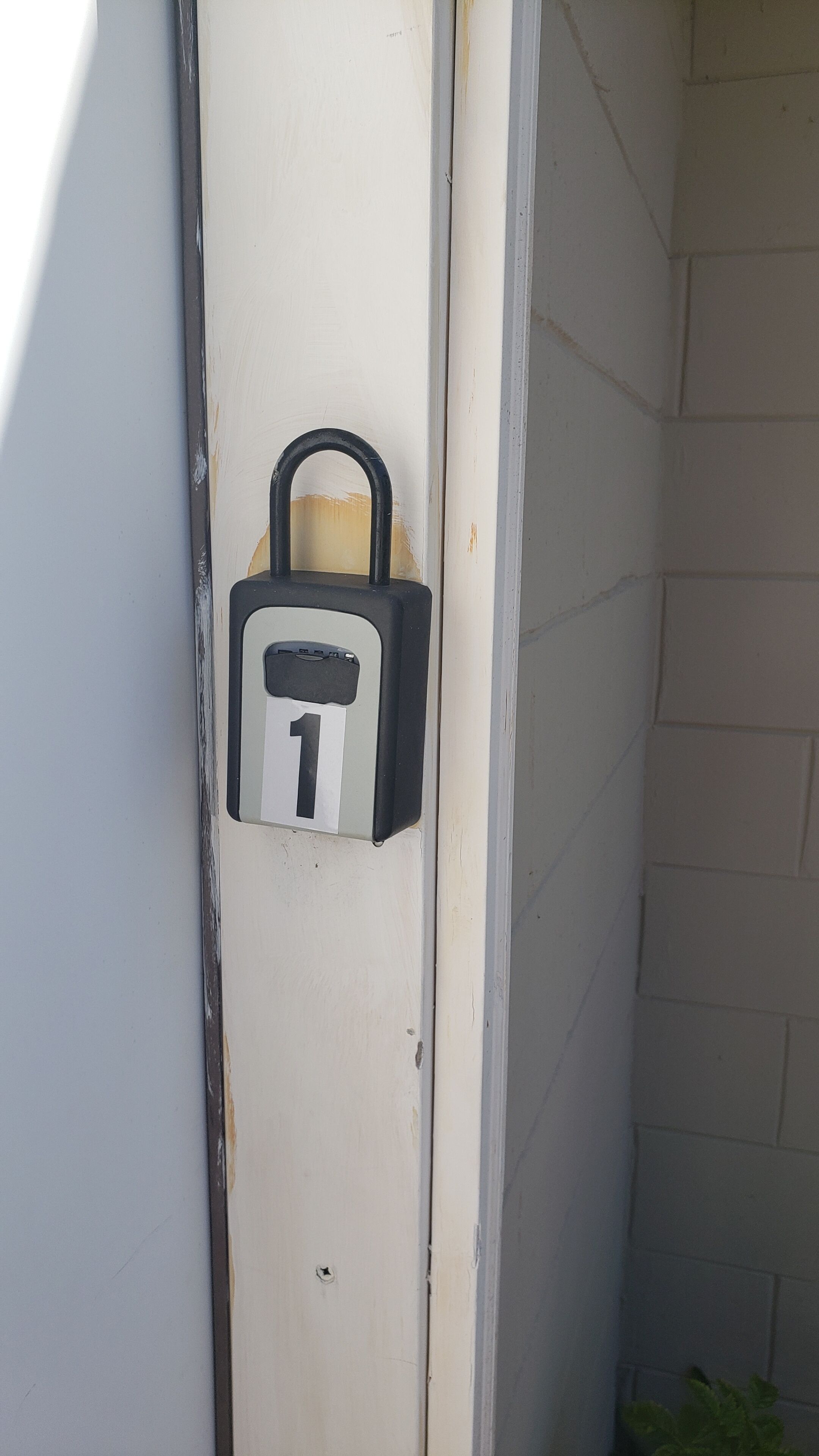 Una puerta con un candado y el número 1.