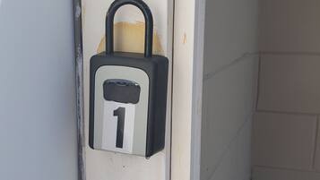 Una puerta con un candado y el número 1.