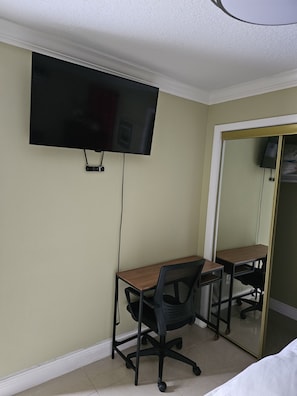 1 slaapkamer, een strijkplank/strijkijzer, gratis wifi, beddengoed