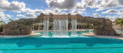 Una piscina al aire libre, una piscina climatizada
