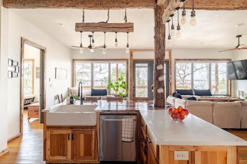 Lakefront Cabin Escape 3BR  Pvt  Dock & Hot Tub