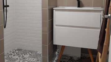 Dusche, Haartrockner, Handtücher