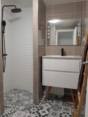 Douche, sèche-cheveux, serviettes fournies