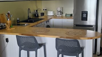 Kühlschrank, Mikrowelle, Wasserkocher mit Kaffee-/Teezubehör, Toaster