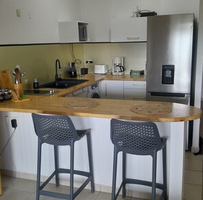 Réfrigérateur, micro-ondes, cafetière/bouilloire, grille-pain