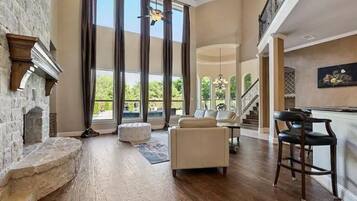 Smart TV, chimenea, estéreo y oficina