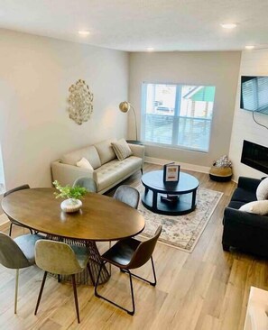 TV, fireplace, books, offices - Stylish Townhouse with Rooftop Patio & Garage (Omaha)