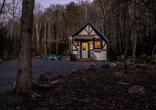 Storybook Cottage @ Four Fillies Lodge-Glamping