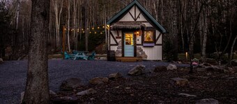 Storybook Cottage @ Four Fillies Lodge-Glamping