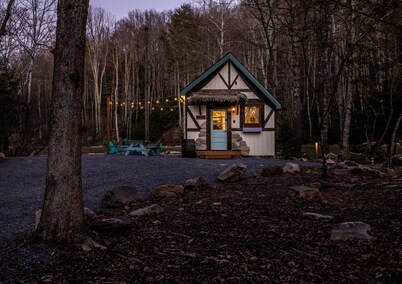 Storybook Cottage @ Four Fillies Lodge-Glamping