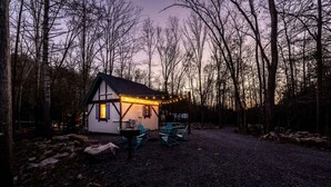 A small cabin with a gravel driveway, surrounded by trees. - Storybook Cottage @ Four Fillies Lodge-Glamping (Peterstown)