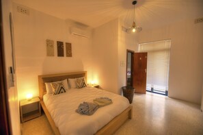 3 slaapkamers, een strijkplank/strijkijzer, gratis wifi, beddengoed