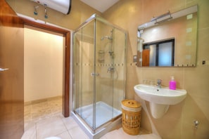 Badewanne, Haartrockner, Handtücher, Toilettenpapier