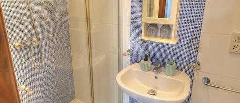 Tina, secadora de cabello, toallas