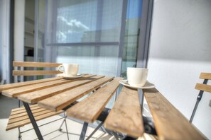 Outdoor dining - Large and modern 2bedroom with balcony GLUB1-1 (Gzira)