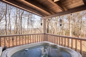 Outdoor spa tub - Comfort Cabin Bearway To Heaven w Private Hot Tub (Pigeon Forge)
