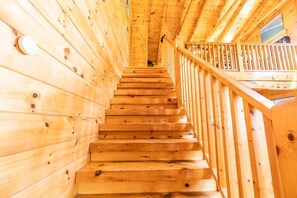 Interior - Comfort Cabin Bearway To Heaven w Private Hot Tub (Pigeon Forge)