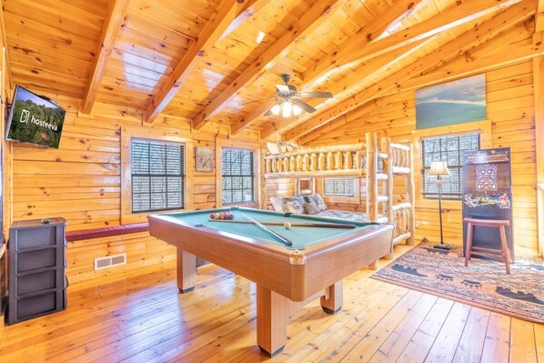Game room - Comfort Cabin Bearway To Heaven w Private Hot Tub (Pigeon Forge)