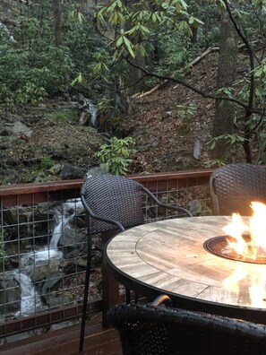 Outdoor dining - The Double Creek Cabin 
0.25 of a mile to Ober Gatlinburg!!! (Gatlinburg)