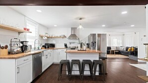 Kaffetrakter/tekoker, kjøleskap, mikrobølgeovn og ovn