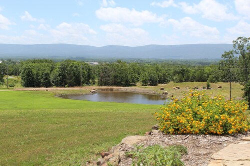 Spacious house with amazing mountain views in the Potato Hills