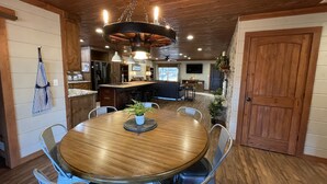 Une cuisine moderne avec des meubles en bois, un îlot central et des luminaires suspendus.