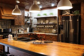 Fridge, microwave, oven, stovetop - Spacious house with amazing mountain views in the Potato Hills (Talihina)