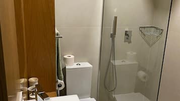SĂšche-cheveux, bidet, serviettes fournies, savon