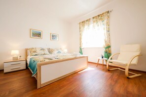 4 bedrooms, iron/ironing board, free WiFi, bed sheets