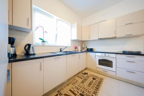 Jääkaappi, mikroaaltouuni, uuni, liesi