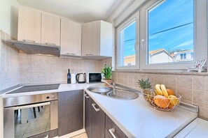 Kühlschrank, Mikrowelle, Ofen, Geschirrspüler