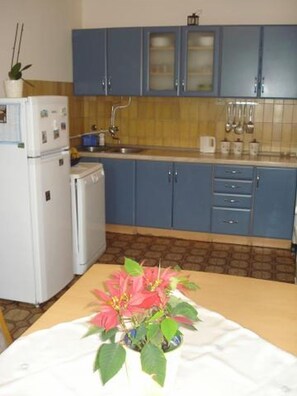 Kühlschrank, Herdplatte, Kochgeschirr/Geschirr/Besteck