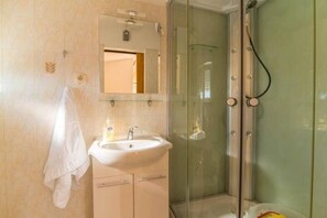 Shower, towels