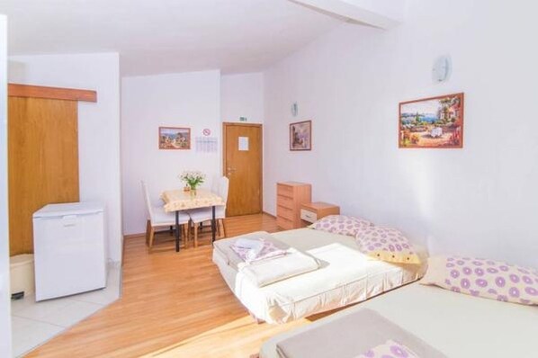 A small, clean room with a bed, a desk, and a refrigerator. - Studio apartment in Dugi Rat with Seaview, Terrace, Air condition, WIFI (5113-1) (Dugi Rat)