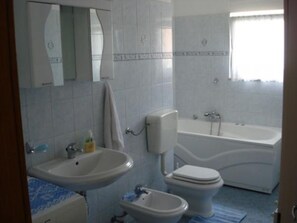 Bathtub, towels