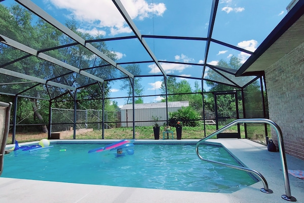 Een buitenzwembad en een verwarmd zwembad