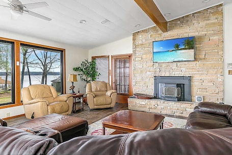 Flat-screen TV. Sleeps 15 - Huge Yard - Lakefront - Perfect House for Large Groups