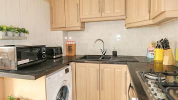 Geladeira, chaleira elétrica, torradeira