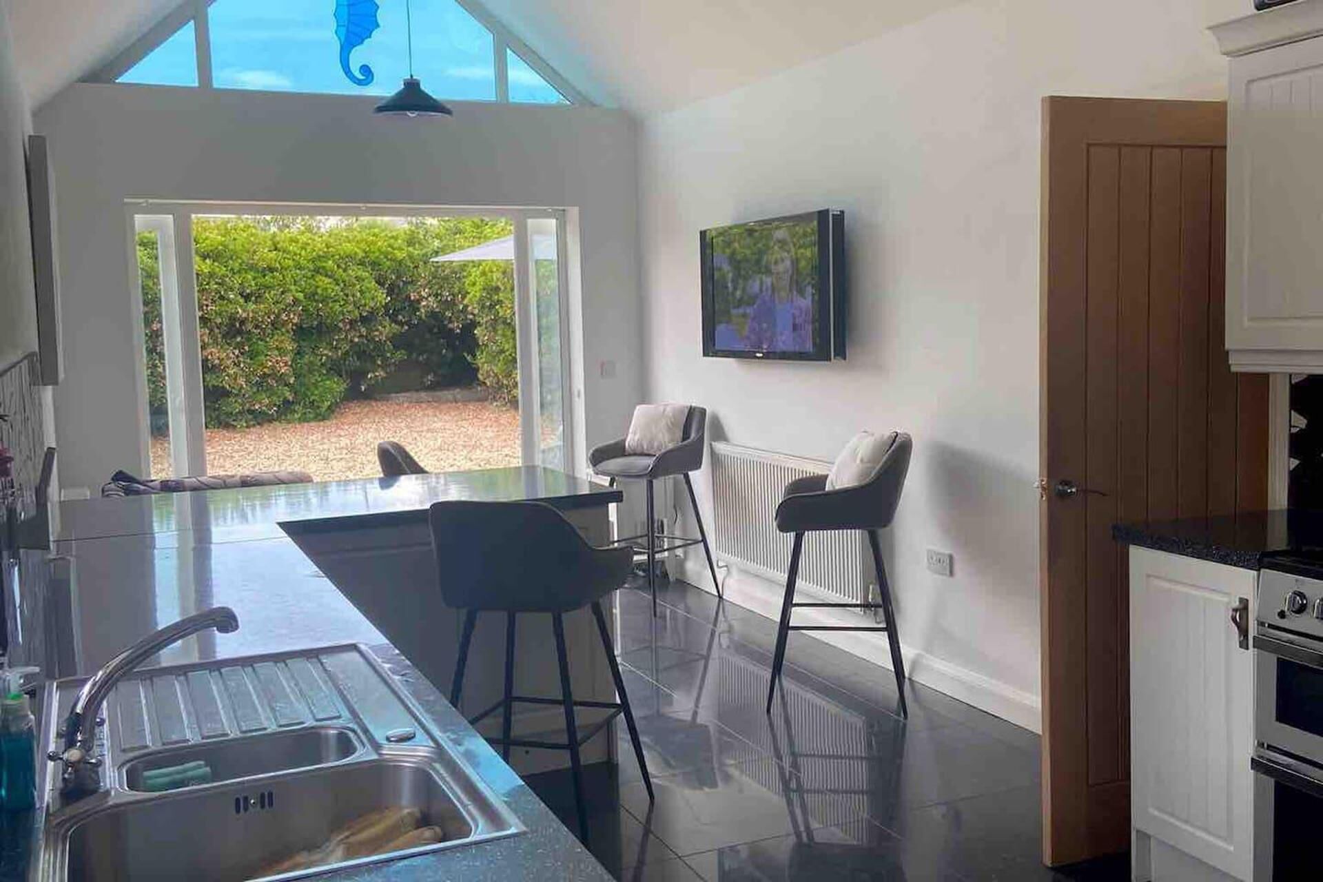 House | Private kitchen | Fridge, microwave, oven, stovetop