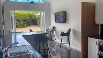 House | Private kitchen | Fridge, microwave, oven, stovetop