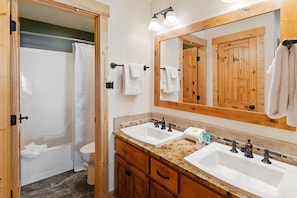 Condo, 4 habitaciones | Baño | Toallas y shampoo