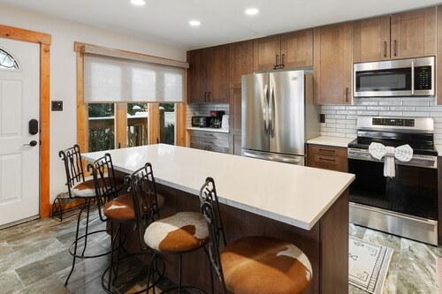 Winterset 8 pet Friendly 4 Bedroom Townhouse by RedAwning