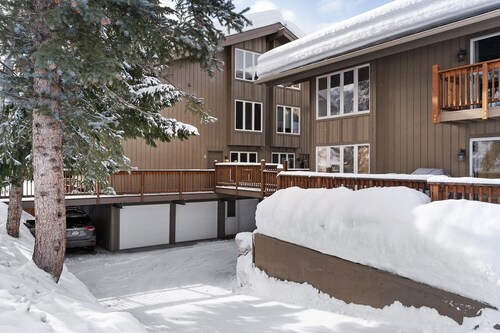 Winterset 8 pet Friendly 4 Bedroom Townhouse by RedAwning